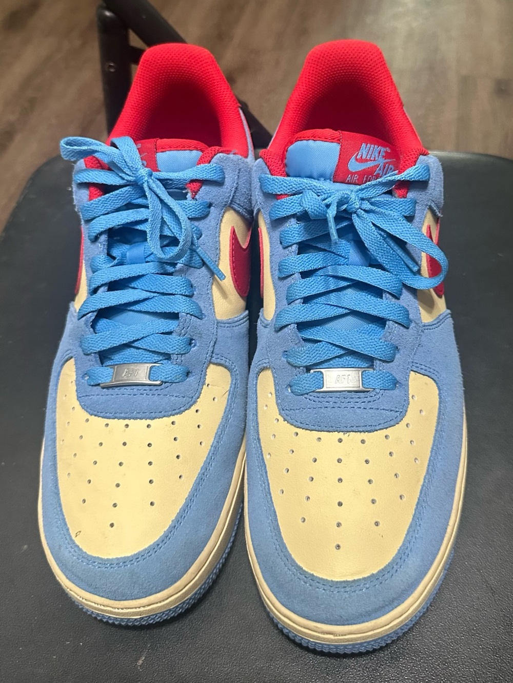 Nike Men’s Low-Top Sneakers — Light Blue, Cream & Red
